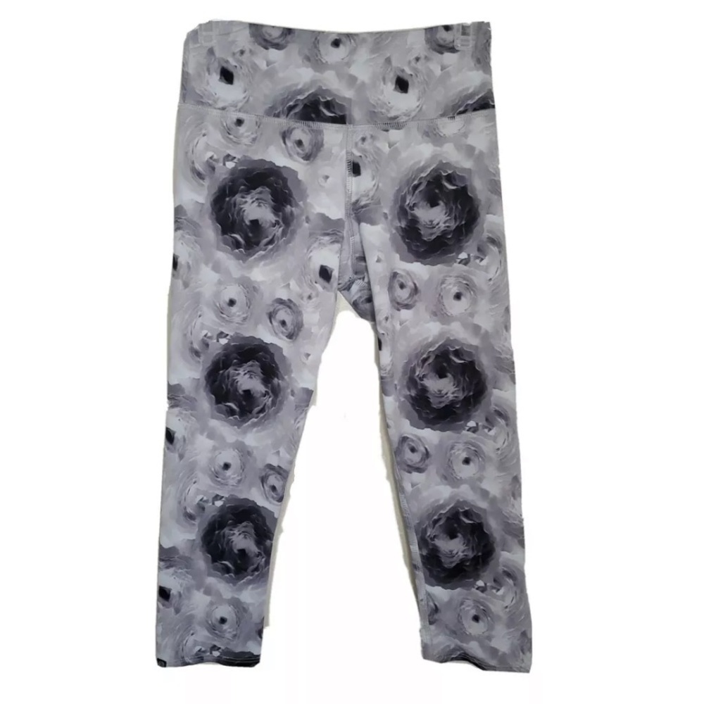 Onzie Gray Floral Capri Leggings Size Small Medium S/M.